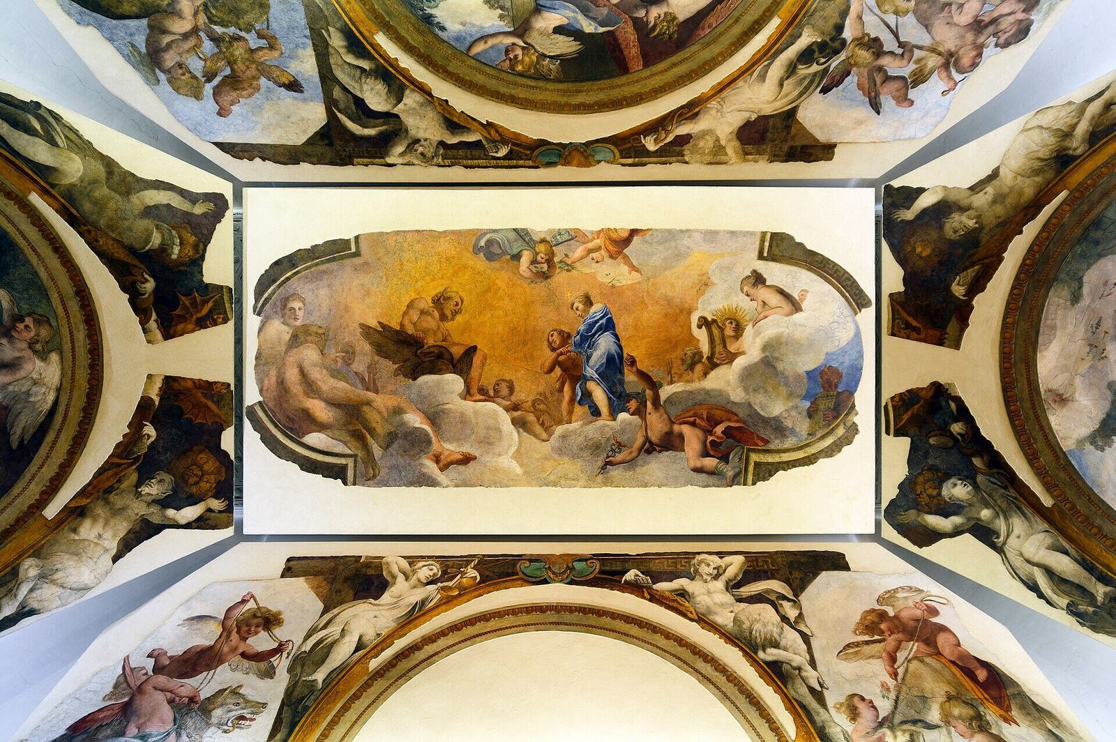 Soffitto affrescato in una sala di Palazzo Braschi