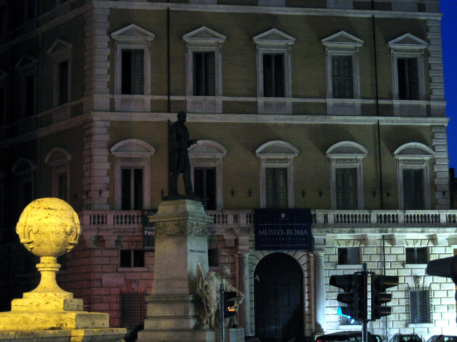 Palazzo Braschi illuminato di notte